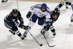 戴维·帕特森精准的场上指挥和稳健的传球，使袋鼠队掌控局面，佩特·戴维森