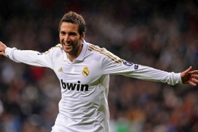 西甲激烈争夺：天王之战点燃全场激情，西甲榜首大战